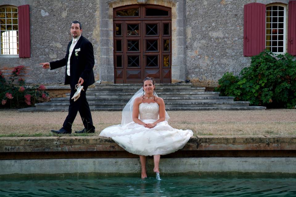 Couple au bord de la piscine