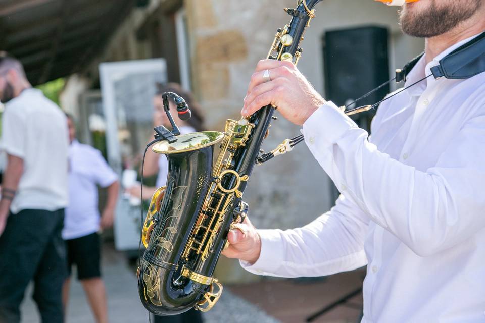 gros plan mains saxophone