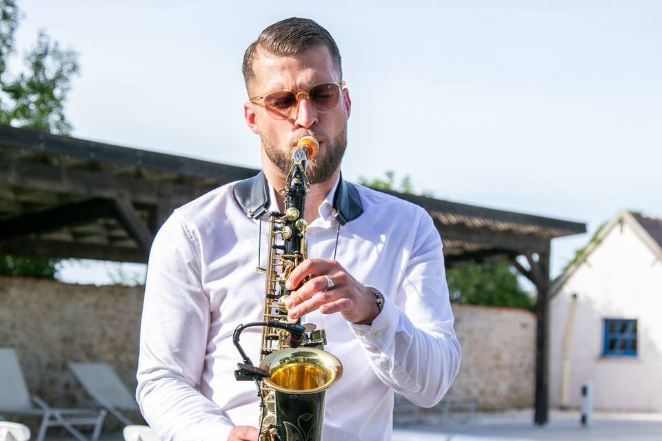 portrait saxophoniste debout