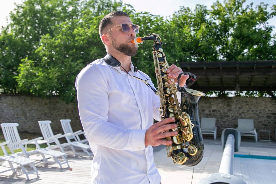 saxophoniste bord piscine