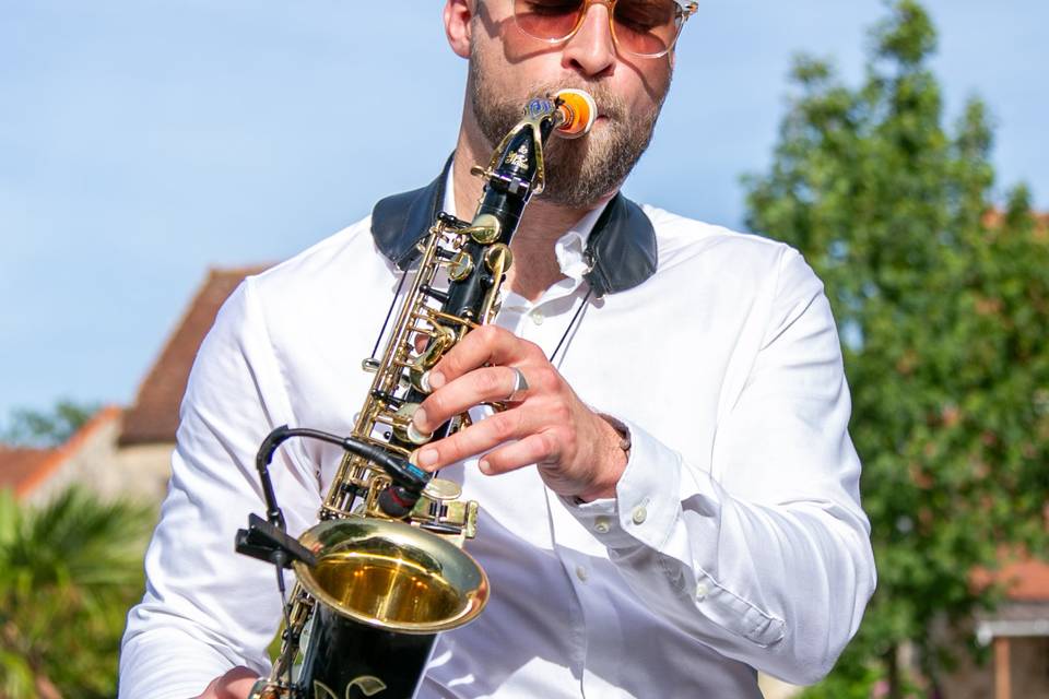 saxophoniste contre plongee ciel