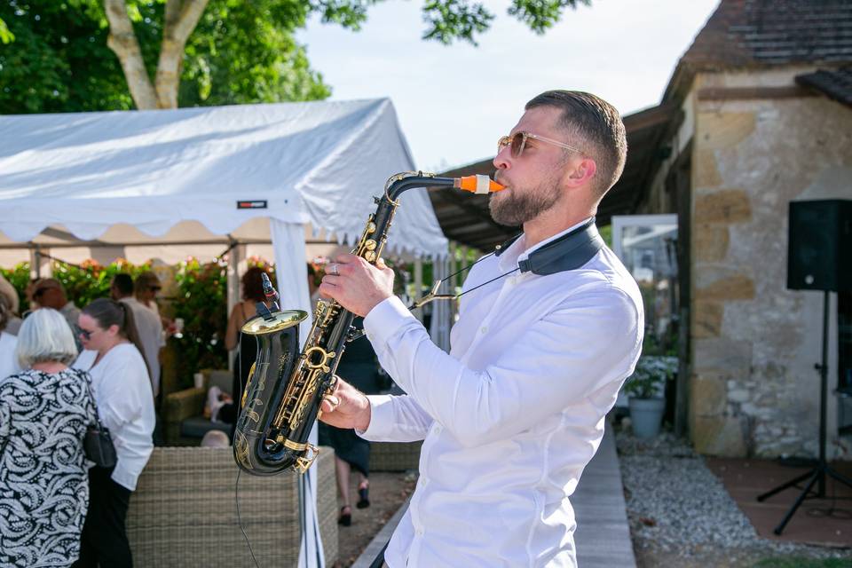 saxophoniste cote piscine