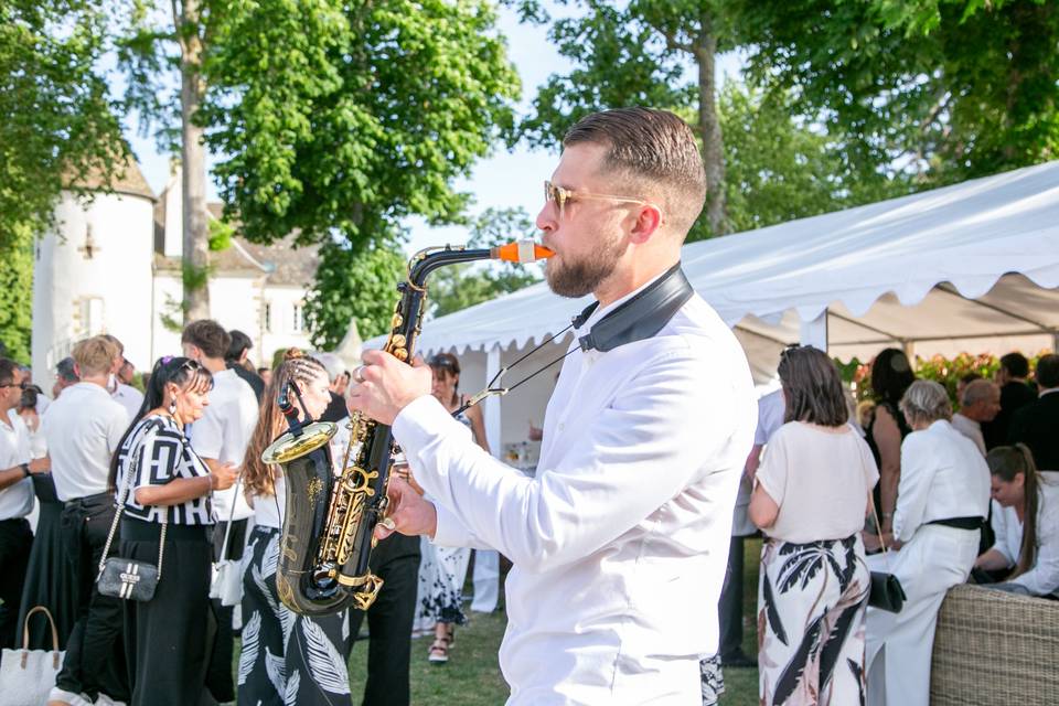 saxophoniste devant panneaux