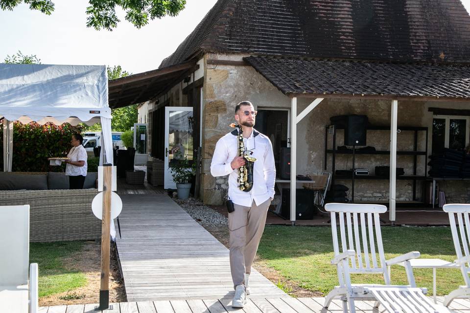 saxophoniste devant pierre