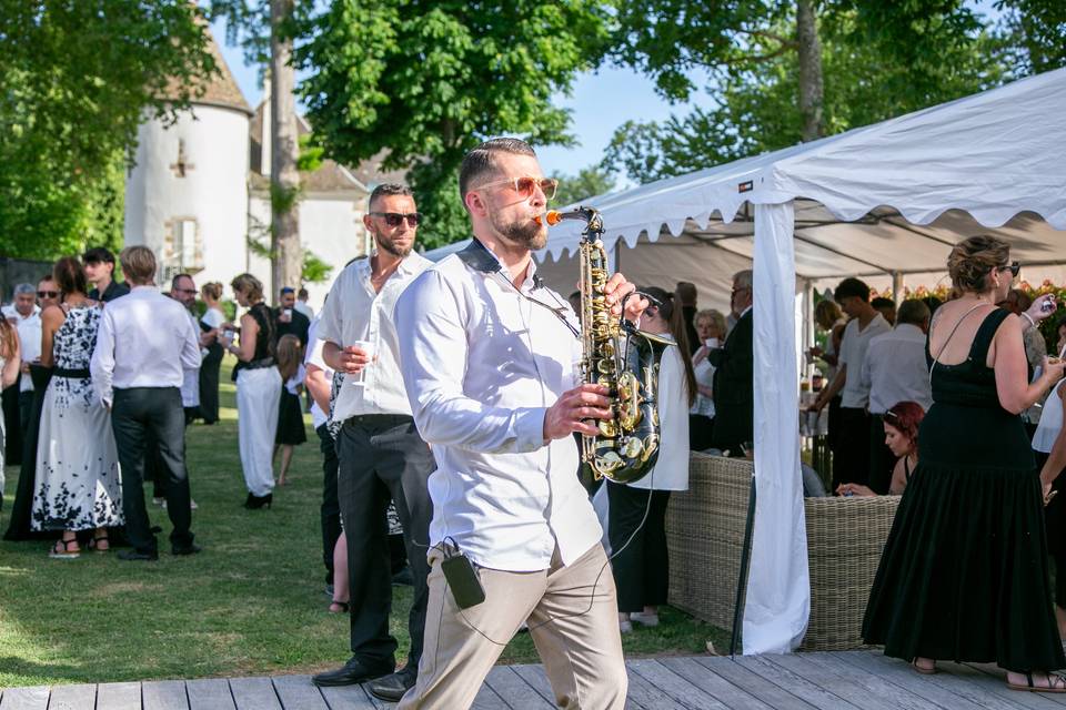 saxophoniste devant tente