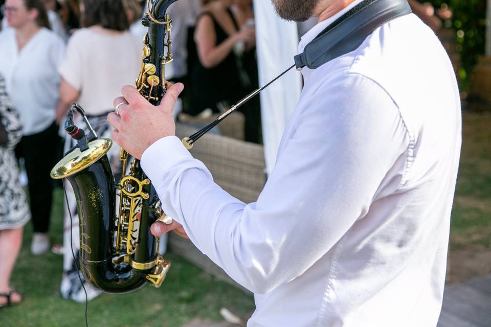 saxophoniste gros plan buste