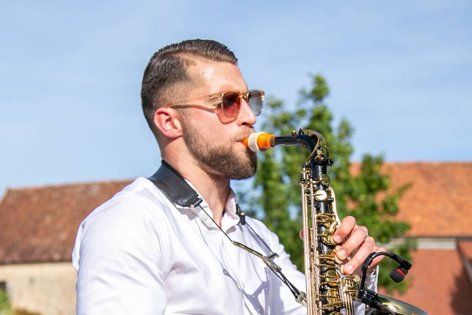 saxophoniste lunettes soleil