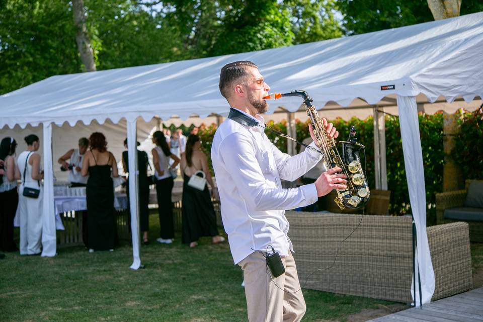 saxophoniste marche pelouse