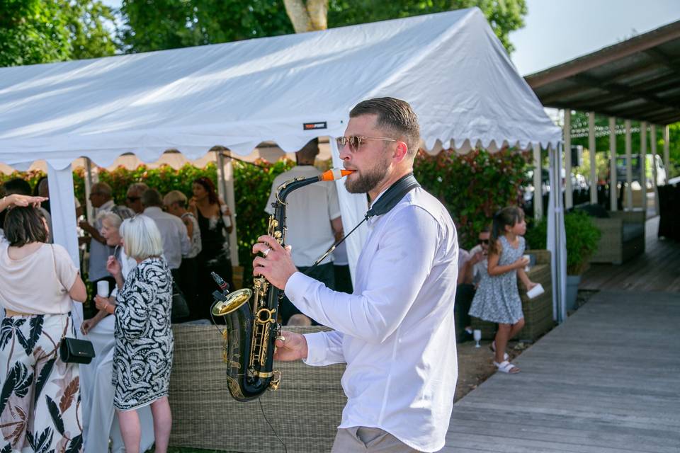 saxophoniste parmi invites