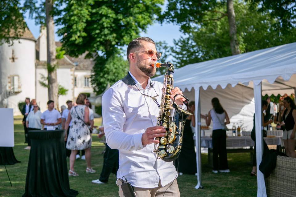 saxophoniste parmi tables