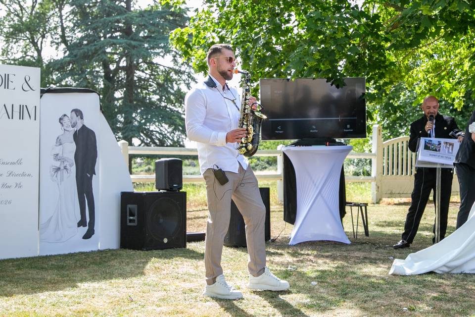 saxophoniste pelouse accueil