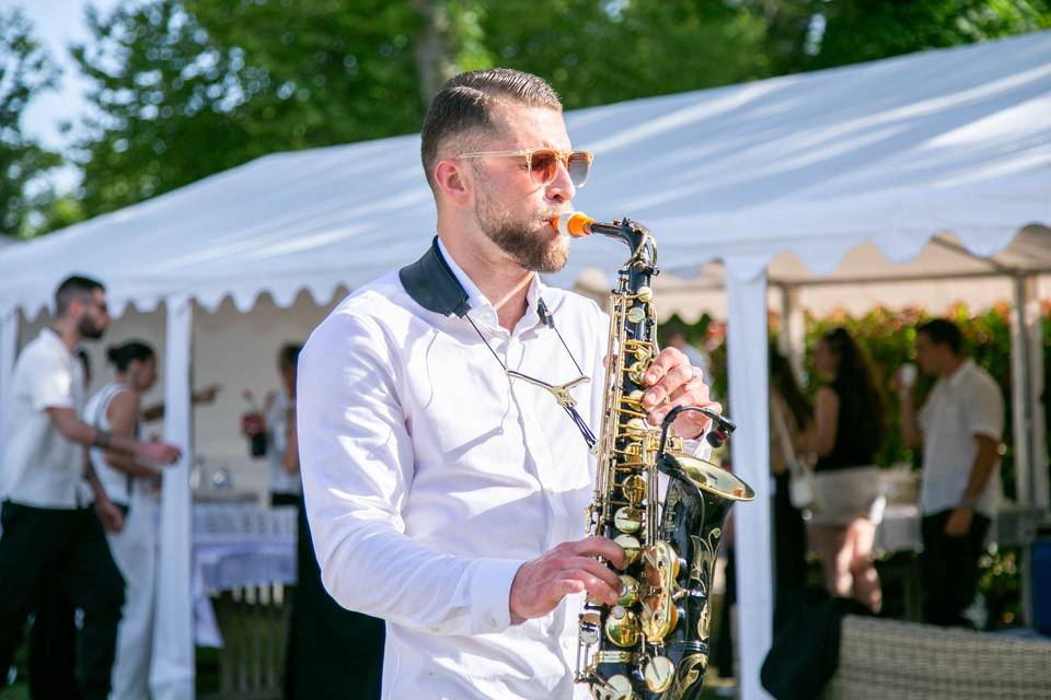 saxophoniste pelouse voiles