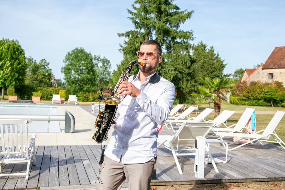 saxophoniste pose pelouse