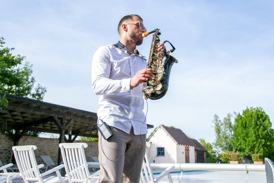 saxophoniste pres chaises