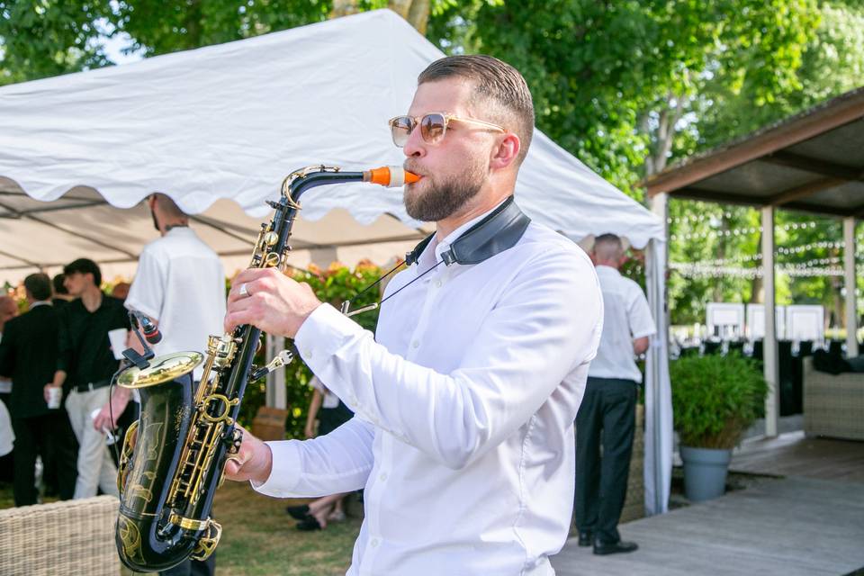 saxophoniste pres draperies
