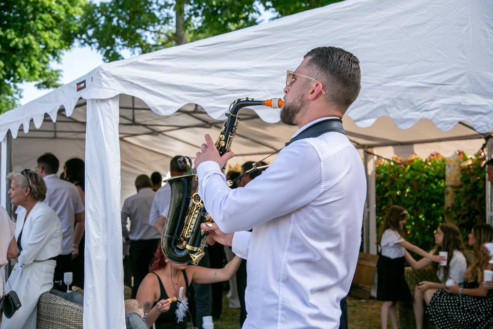 saxophoniste pres tonnelle blanche