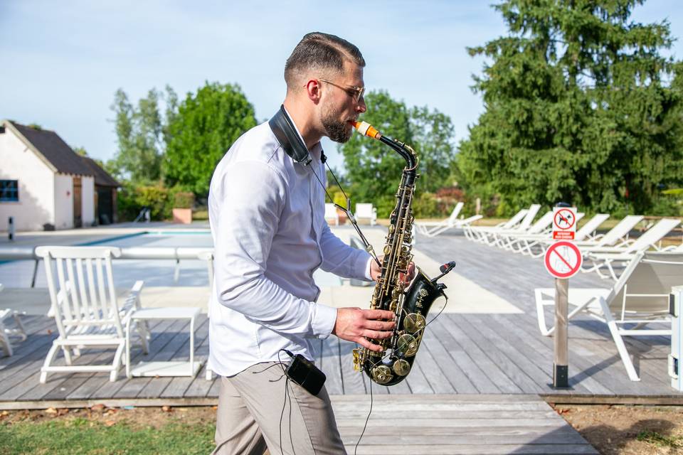saxophoniste rebord piscine