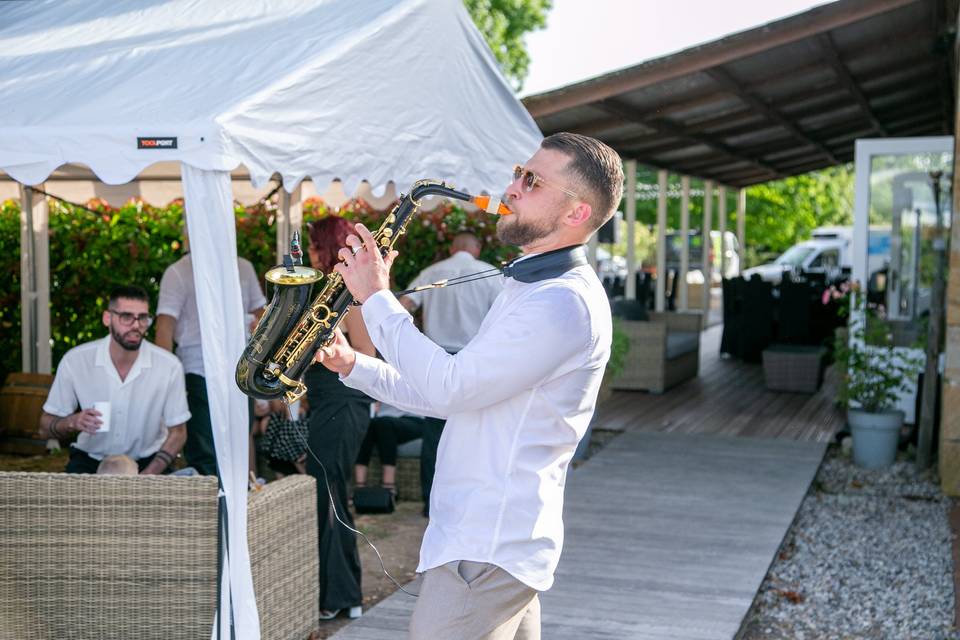 saxophoniste sous parasol