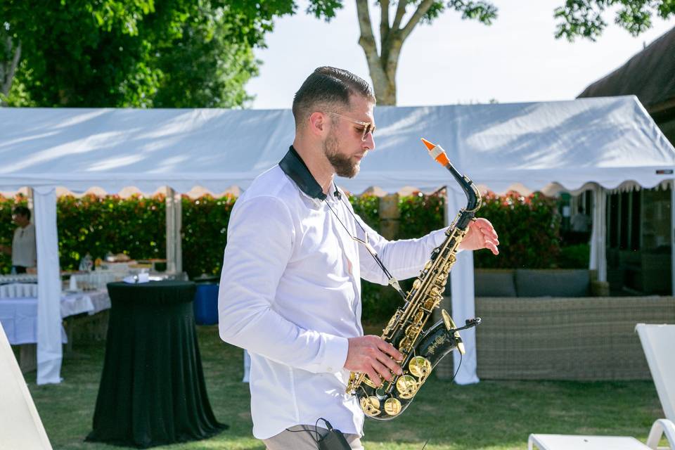 saxophoniste sous tonnelle