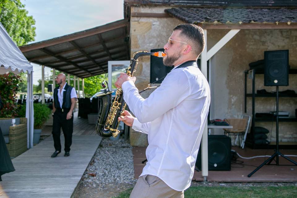 saxophoniste terrasse bois