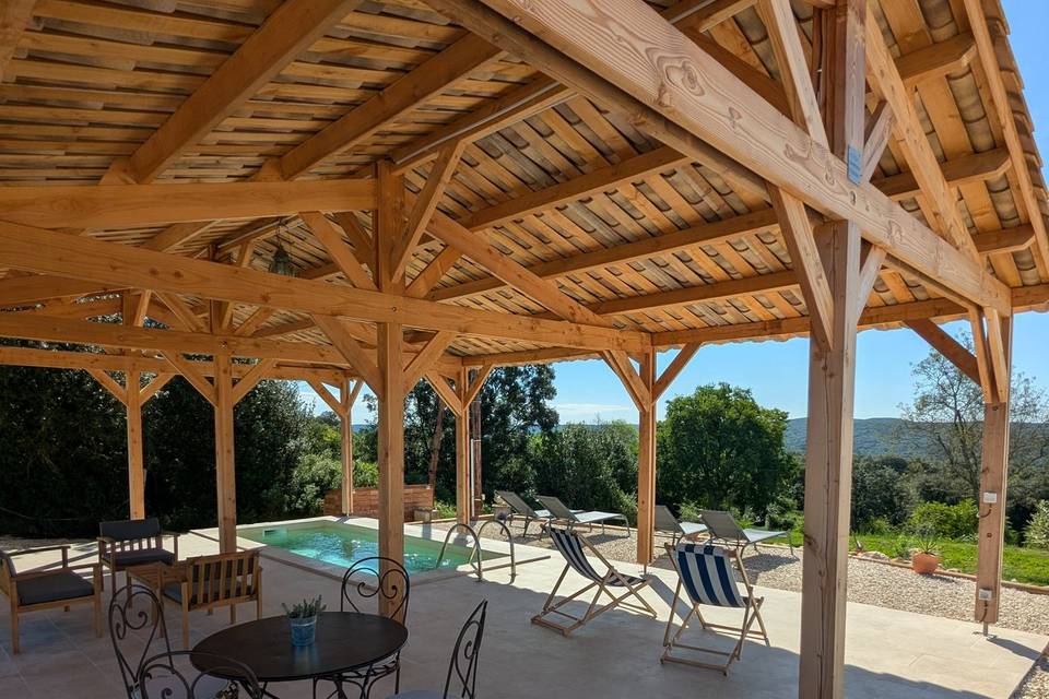 Vue espace commun avec piscine