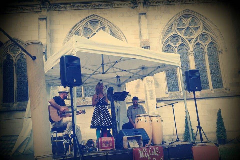 En trio au cloître de Bayonne