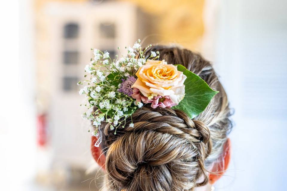 Détail floral dans les cheveux
