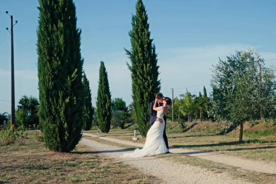 Baiser dans l'allée du mas