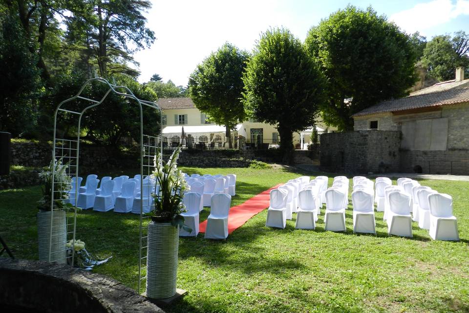 Cérémonie dans le jardin