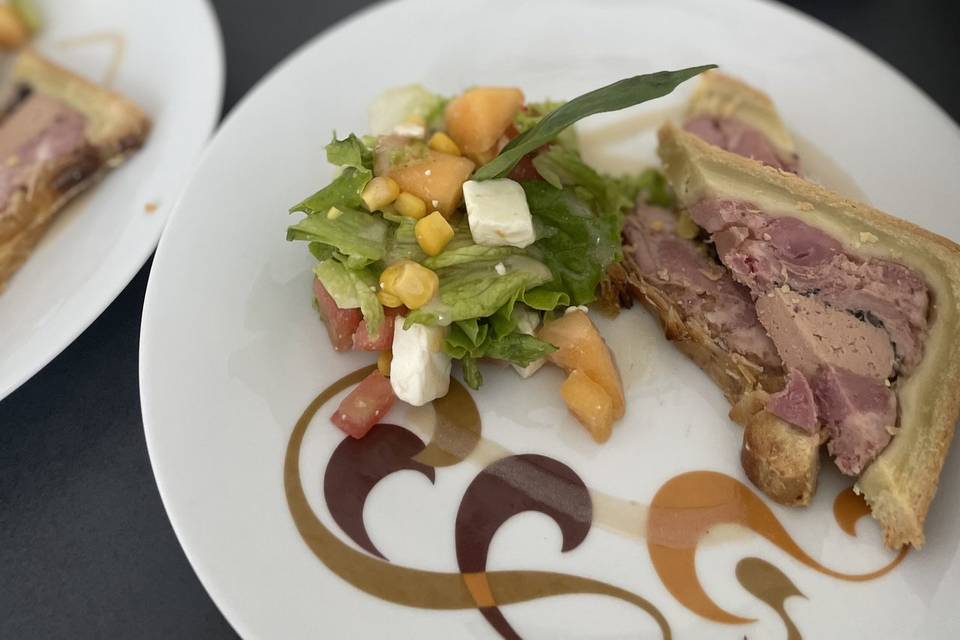 Salade de saison et paté Riche