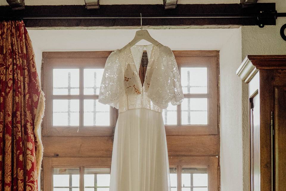 Robe de mariée dans la suite nuptiale
