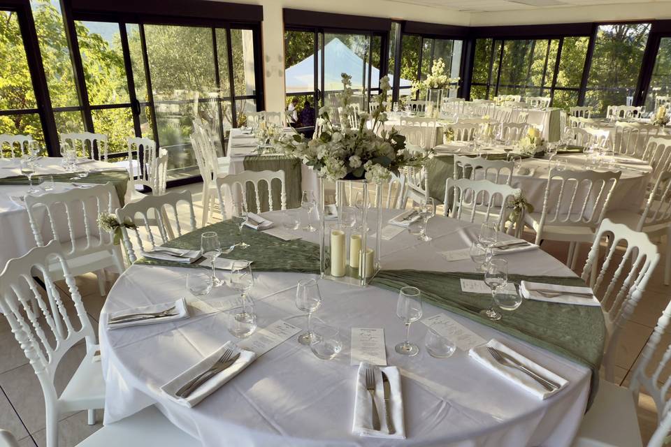 Salle de réception ouverte sur le jardin