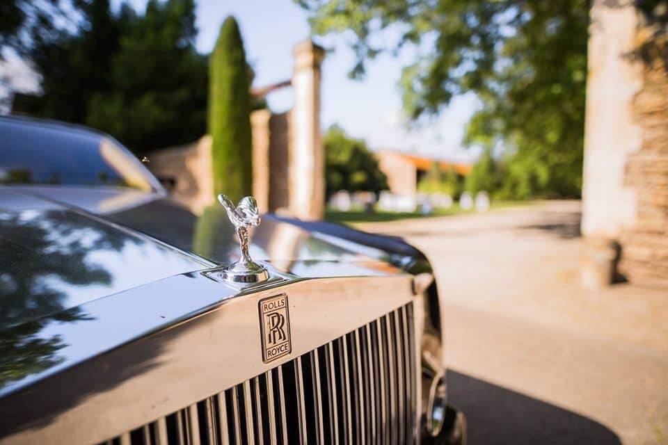 Voiture et costumes de luxe