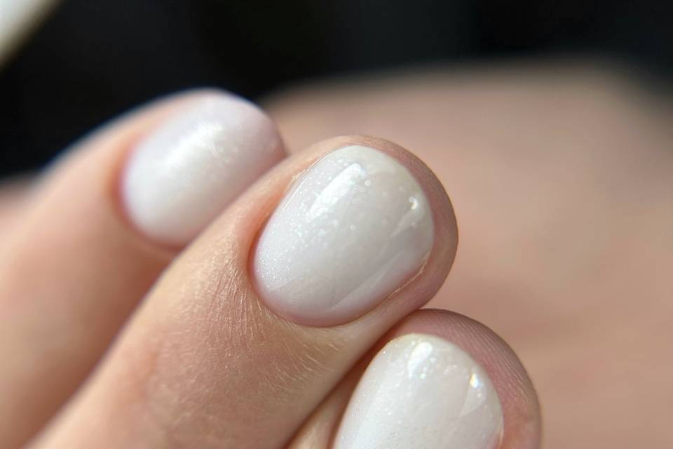 Gel blanc paillettes discrètes