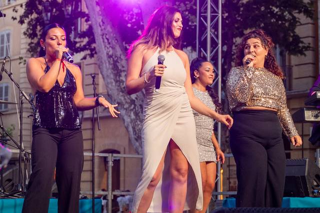 Chanteuse à Set Variés