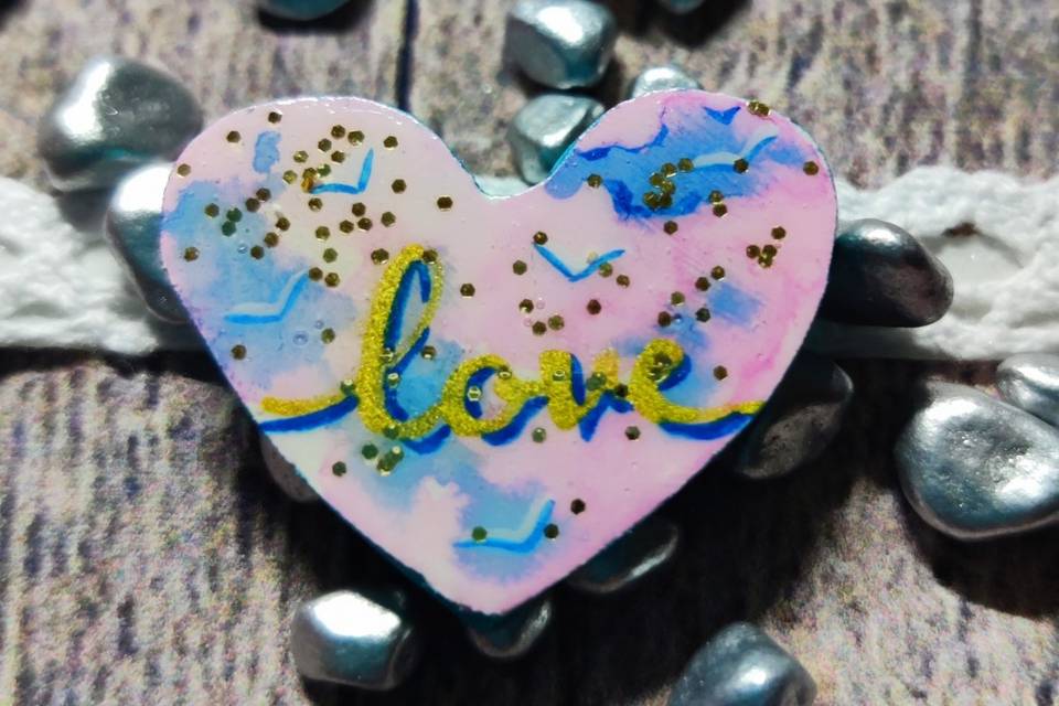 Broche love pailletée