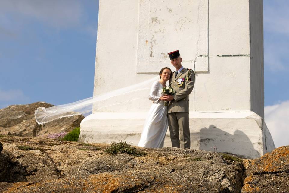 Couple de mariés en bord de me