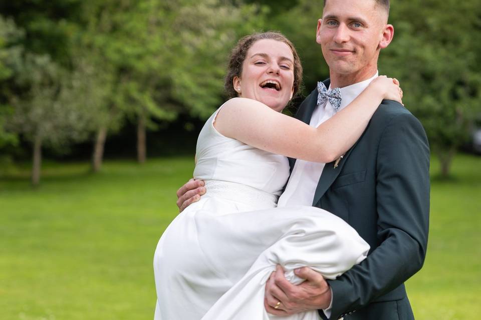 Couple de mariés qui tournent