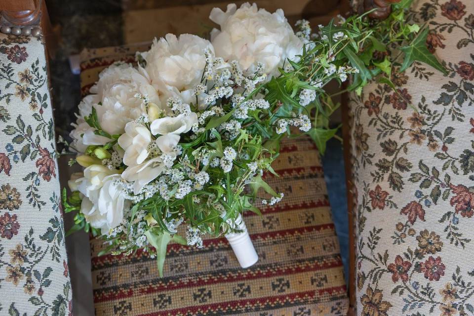Chapeau et bouquet de mariés