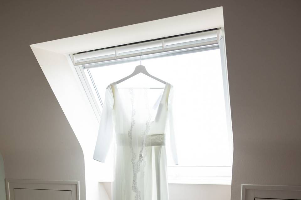 Robe de mariée suspendue