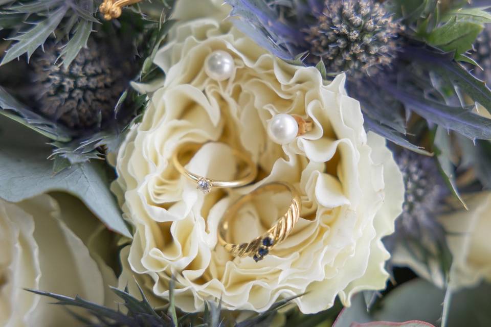 Les bijoux et bouquet mariée