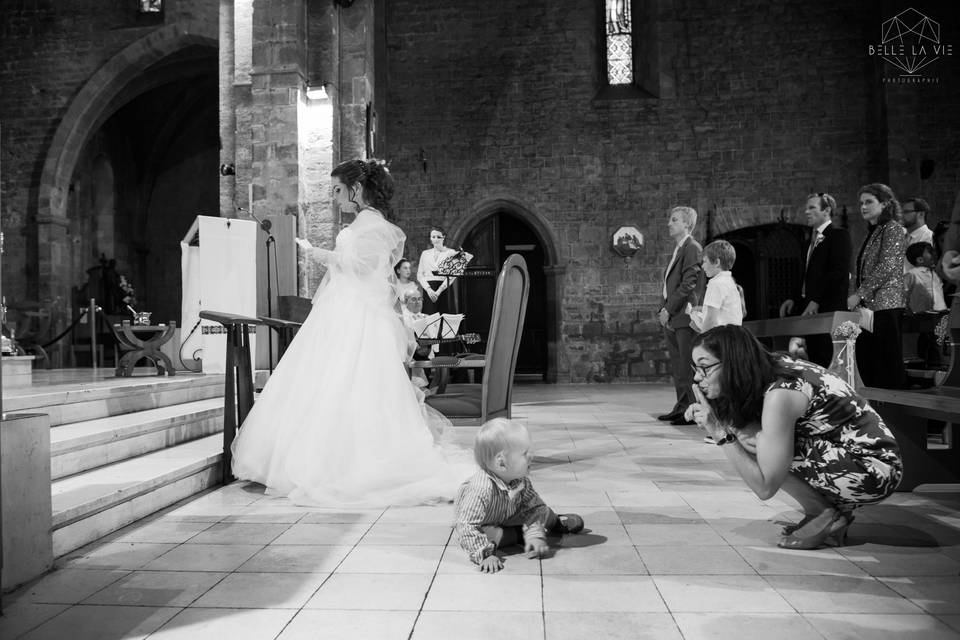 Scène dans une église