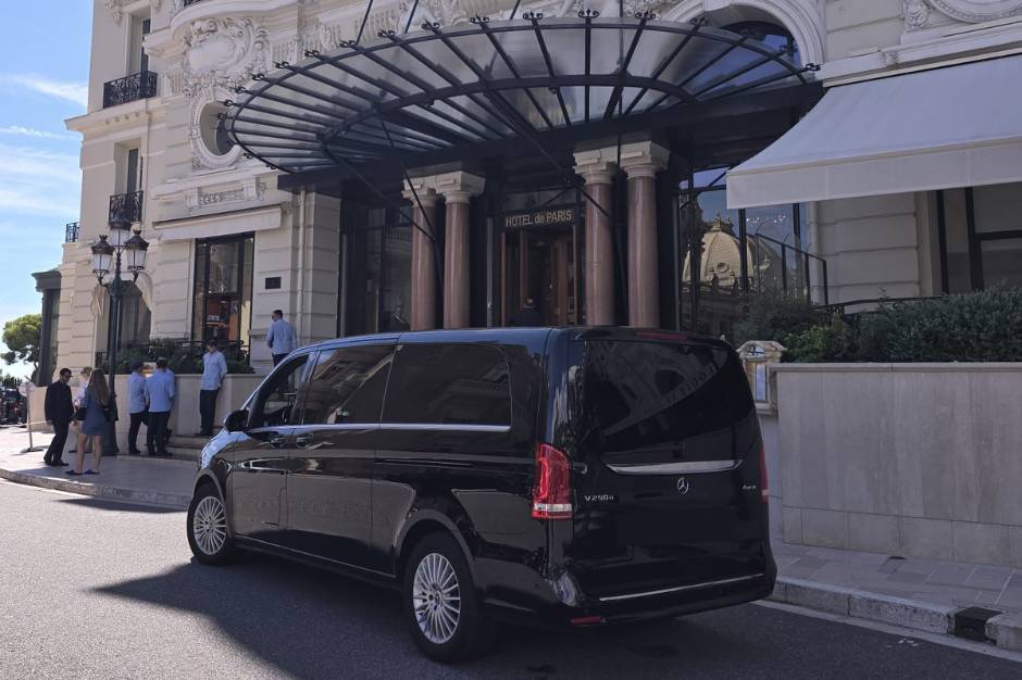 Mercedes v class à Monaco