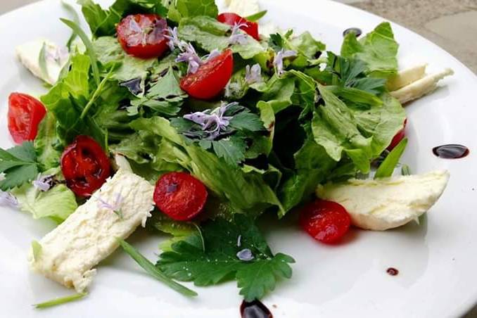 Salade aux fleurs de romarin