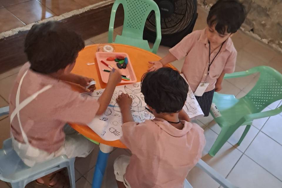 Table créative a hauteur d'enf