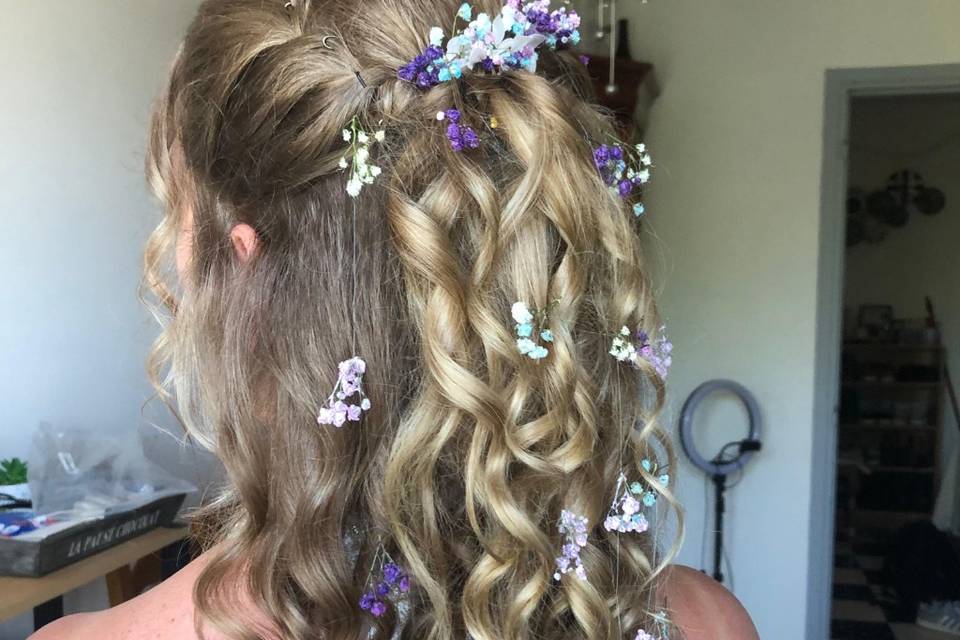 Attache fleuri bouclé