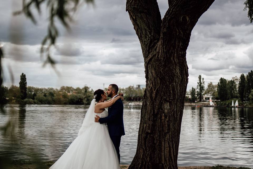 Couple devant un lac