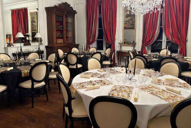 Repas assis dans les salons