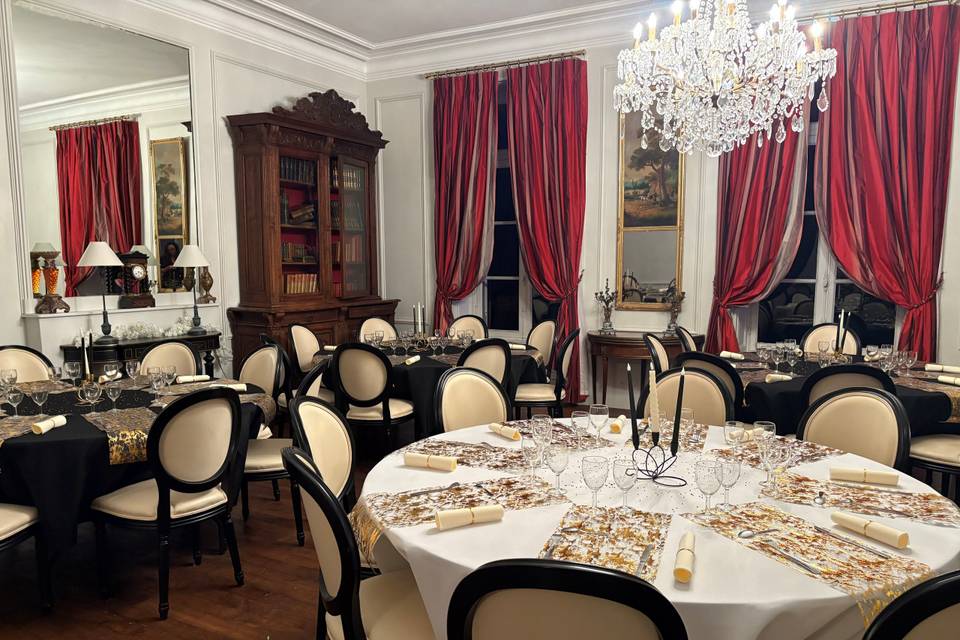 Repas assis dans les salons