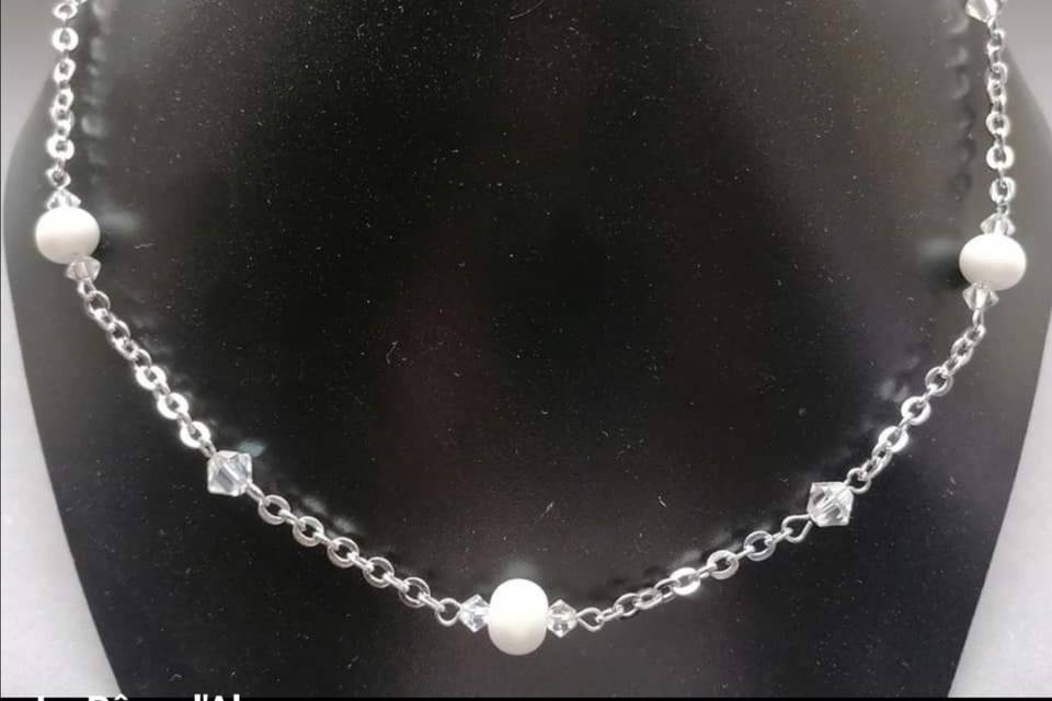 Collier perles blanches irisée